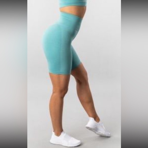 Alphalete Crop Top/Biker Short Set Capri Sun - Picture 6 of 8